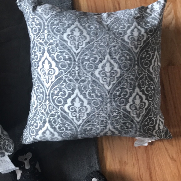NWT set of 2 decorative pillows - Picture 2 of 6